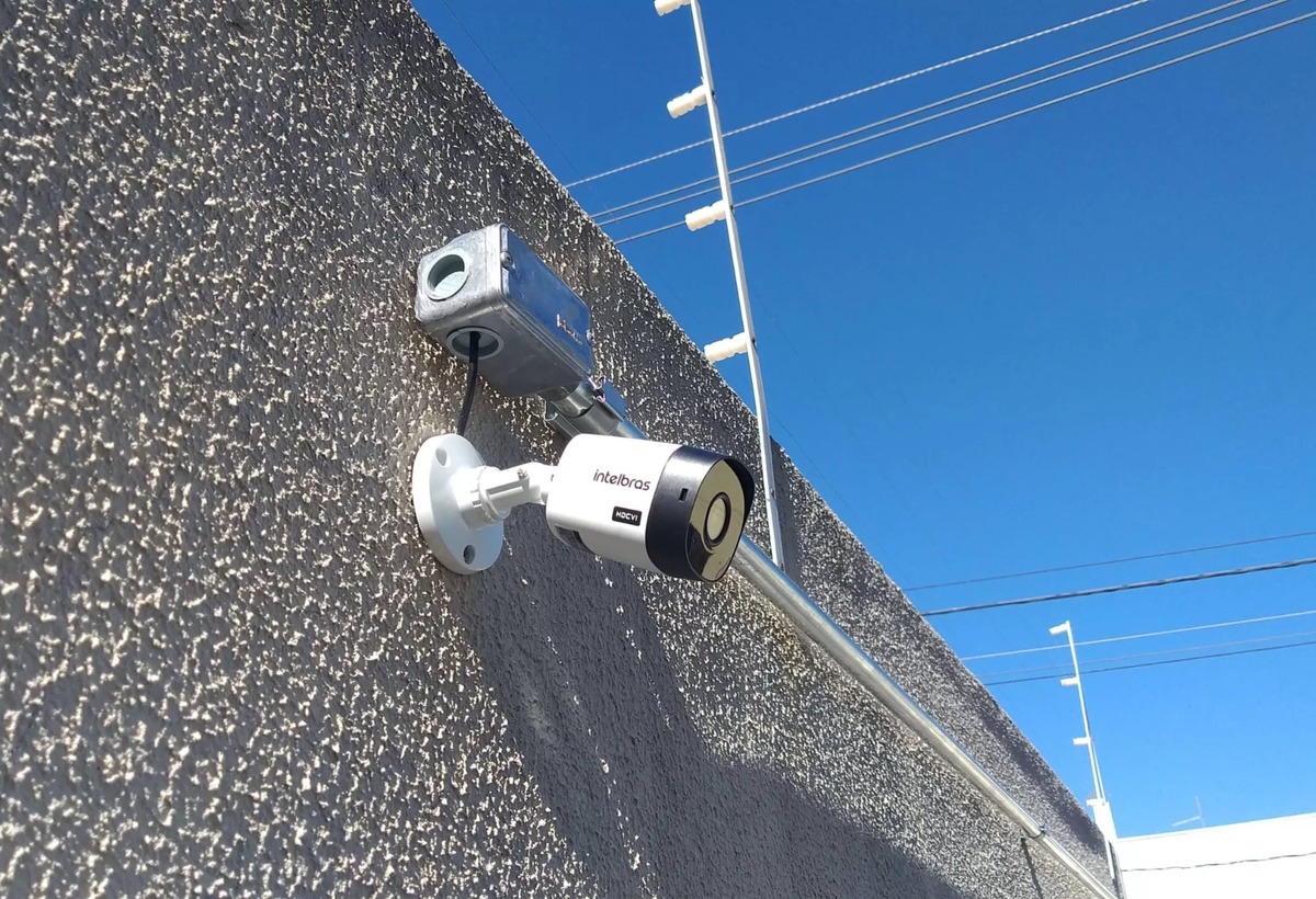 Câmera Intelbras instalada em muro externo