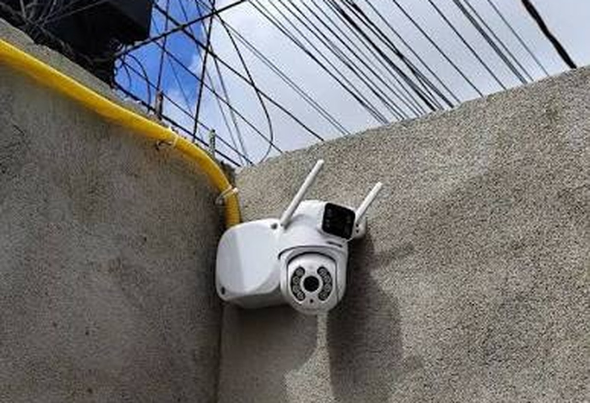 Câmera Wi-Fi instalada em canto de muro