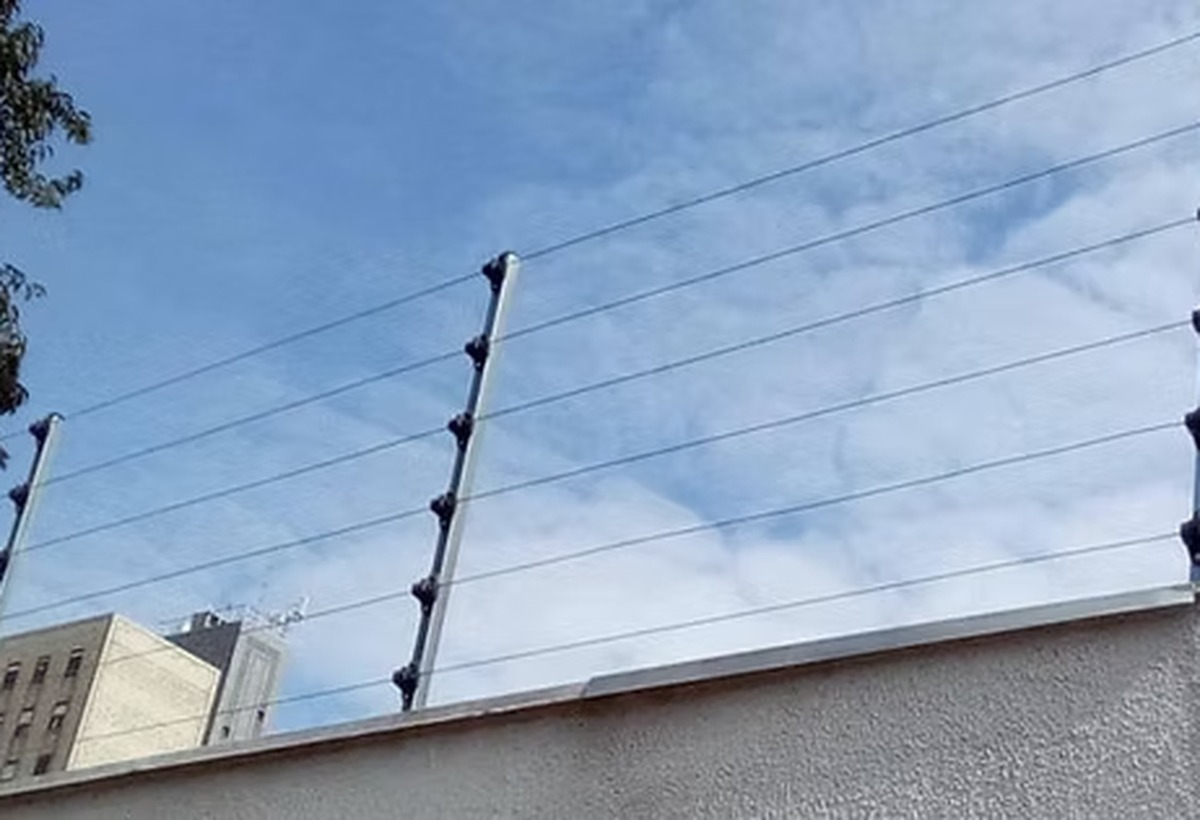Cerca elétrica instalada em muro perimetral